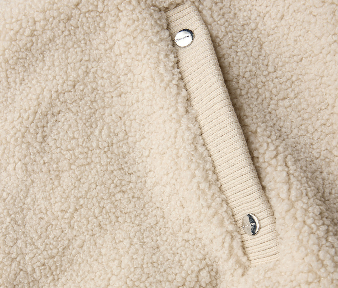 Szczegółowy widok pluszowej kamizelki Street One z zapięciem na guziki.