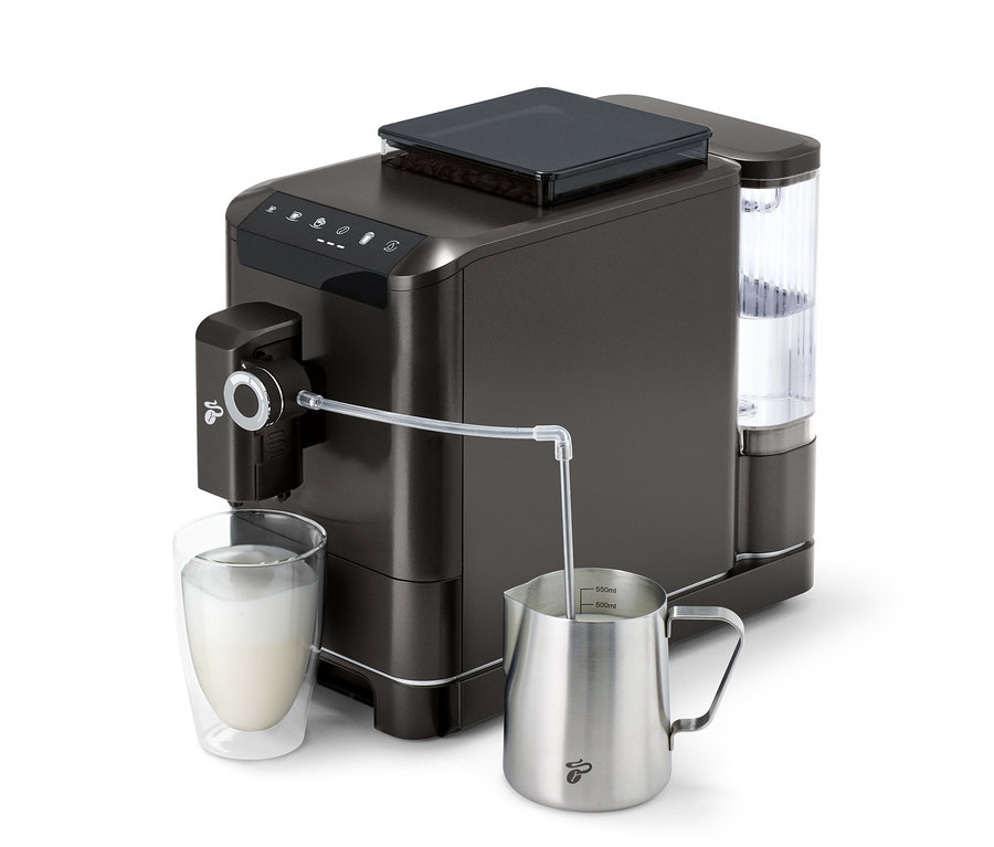 Ekspres do kawy »Esperto 2 Milk« Granite Black napełnia szklankę mlekiem.