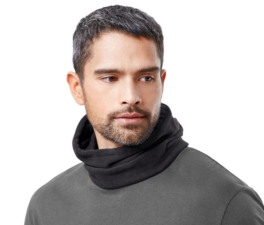 Mężczyzna ma na sobie kominiarkę z mikropolaru.