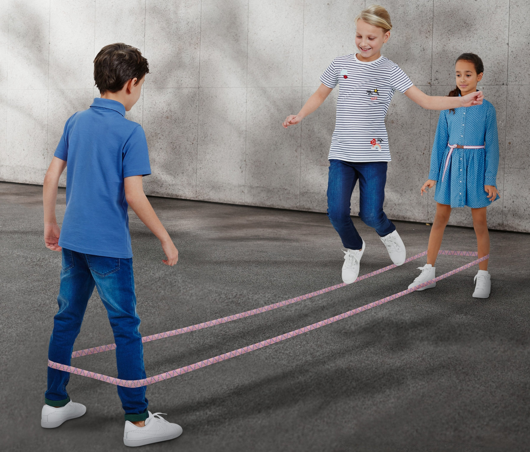 Dzieci grają w gumę do skakania.