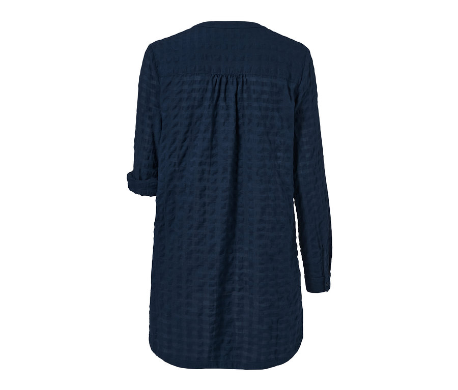 Zbliżenie na niebieską tunikę z tkaną strukturą.