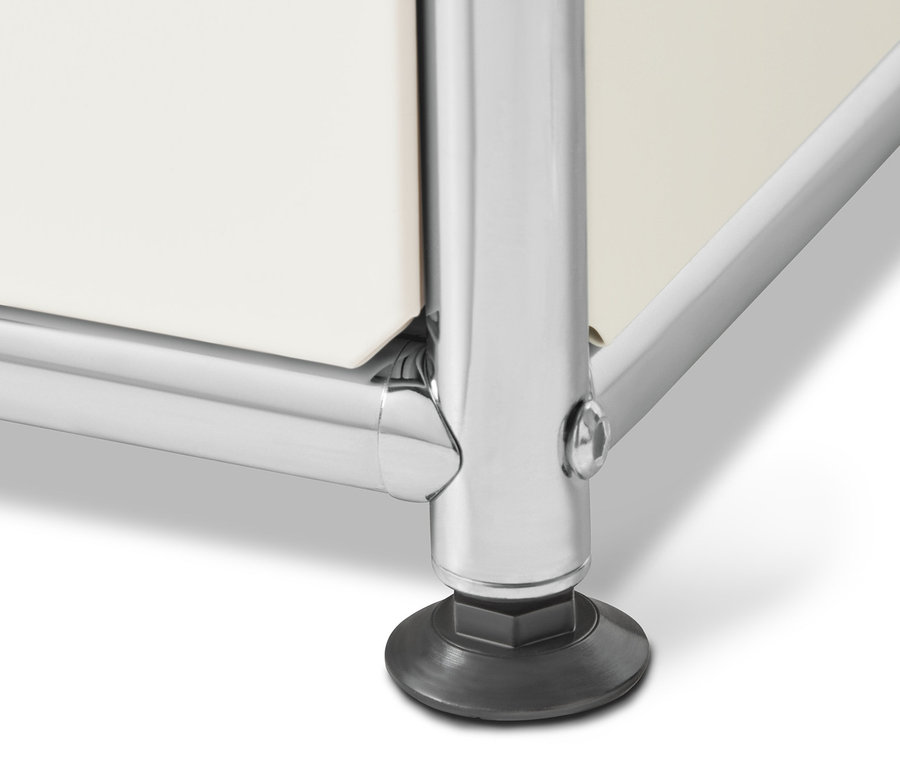 Detal białej, metalowej garderoby »CN3«.