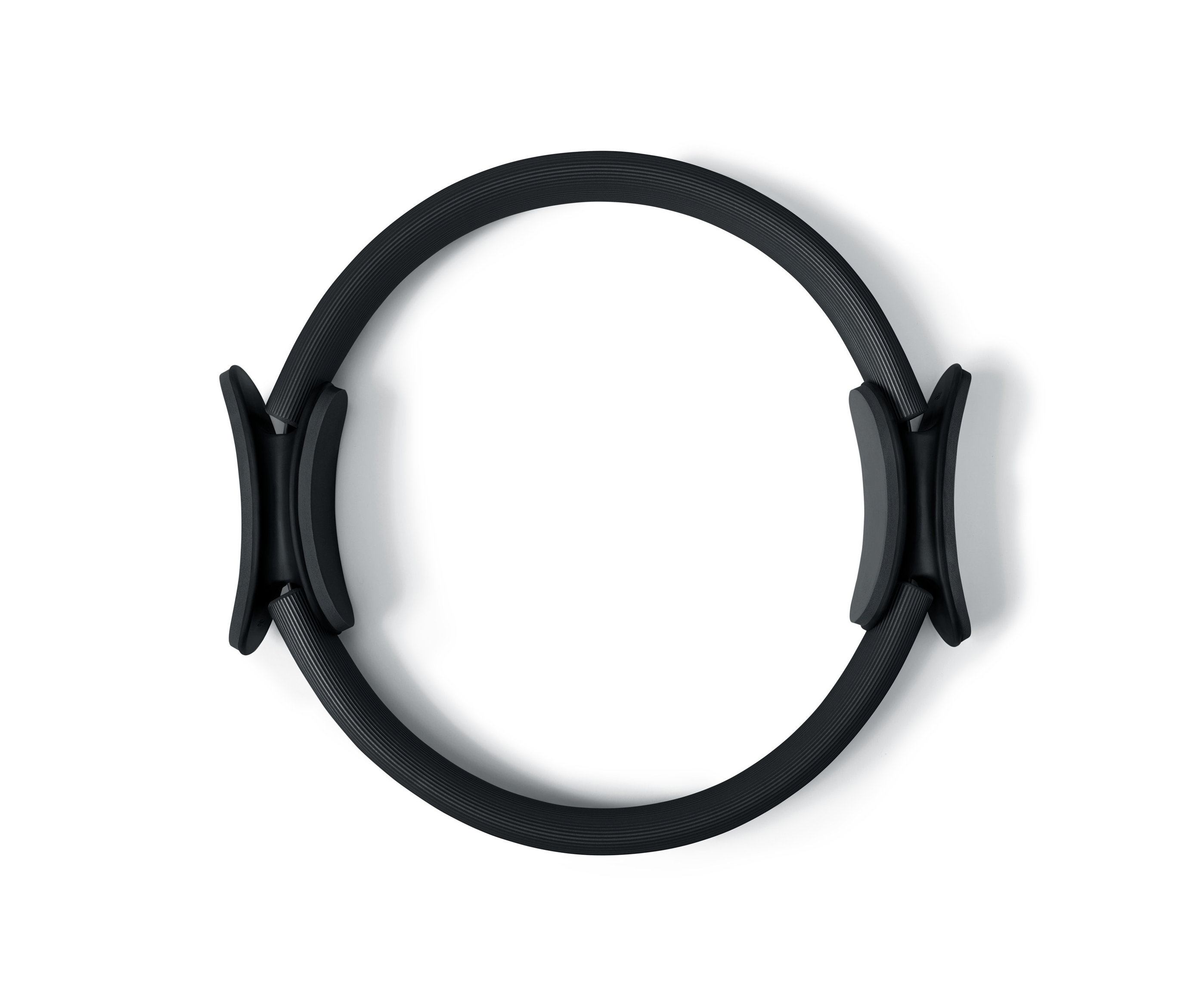 Czarna obręcz do pilatesu na białym tle.