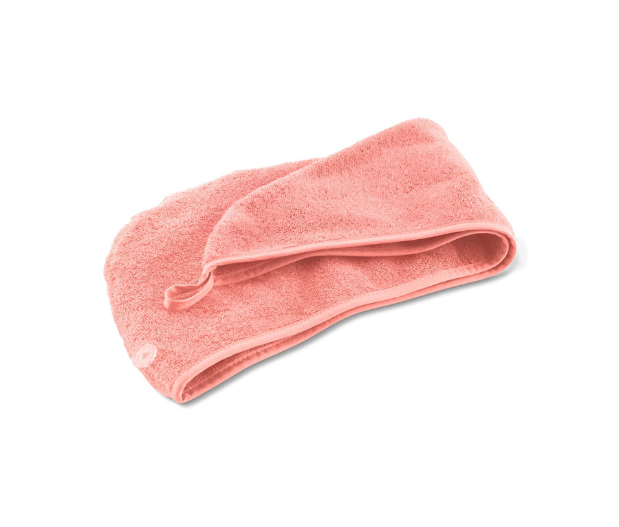 Morelowy ręcznik-turban na białym tle.