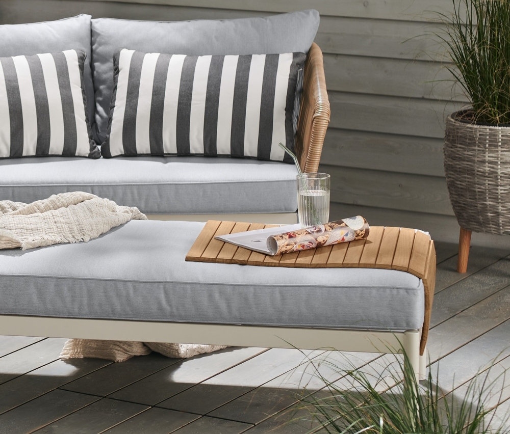 Rozkładany stół Liska z szarym krzesłem z tworzywa sztucznego z recyklingu. Sofa ogrodowa Liska z podstawką na podłokietnik z drewna tekowego.