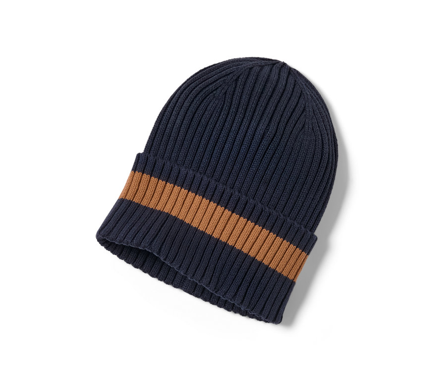 Zbliżenie na czapkę z dzianiny z brązowym paskiem.