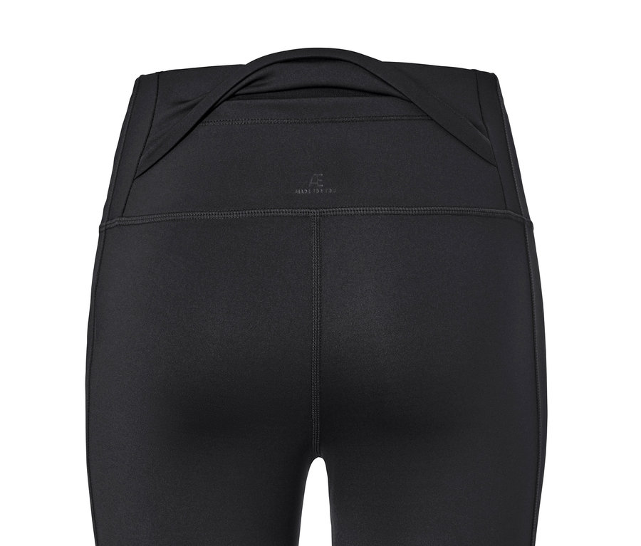 Zbliżenie na tył czarnych legginsów sportowych.