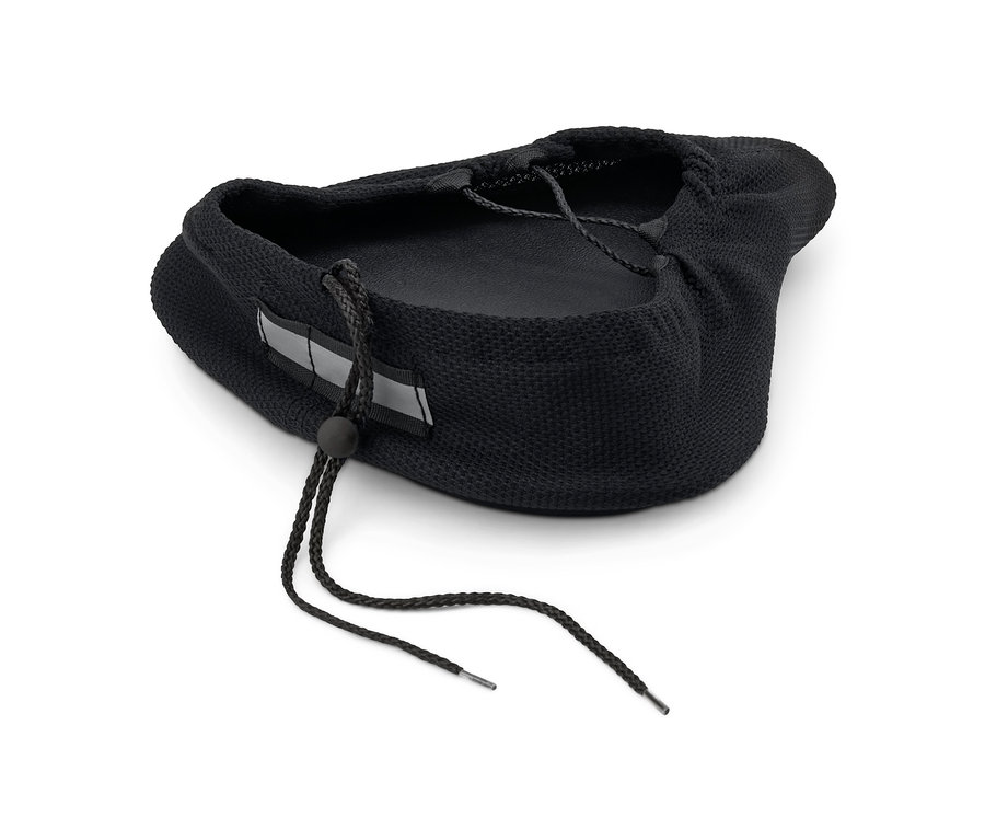 Czarny pokrowiec na siodełko z pianką memory leży na białym tle.