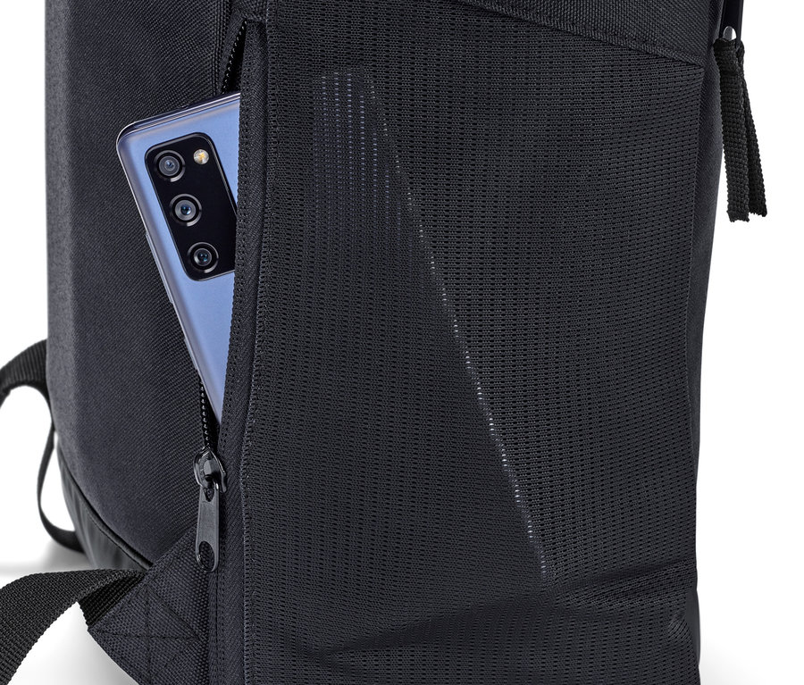 Telefon widoczny w kieszeni plecaka outdoorowego.