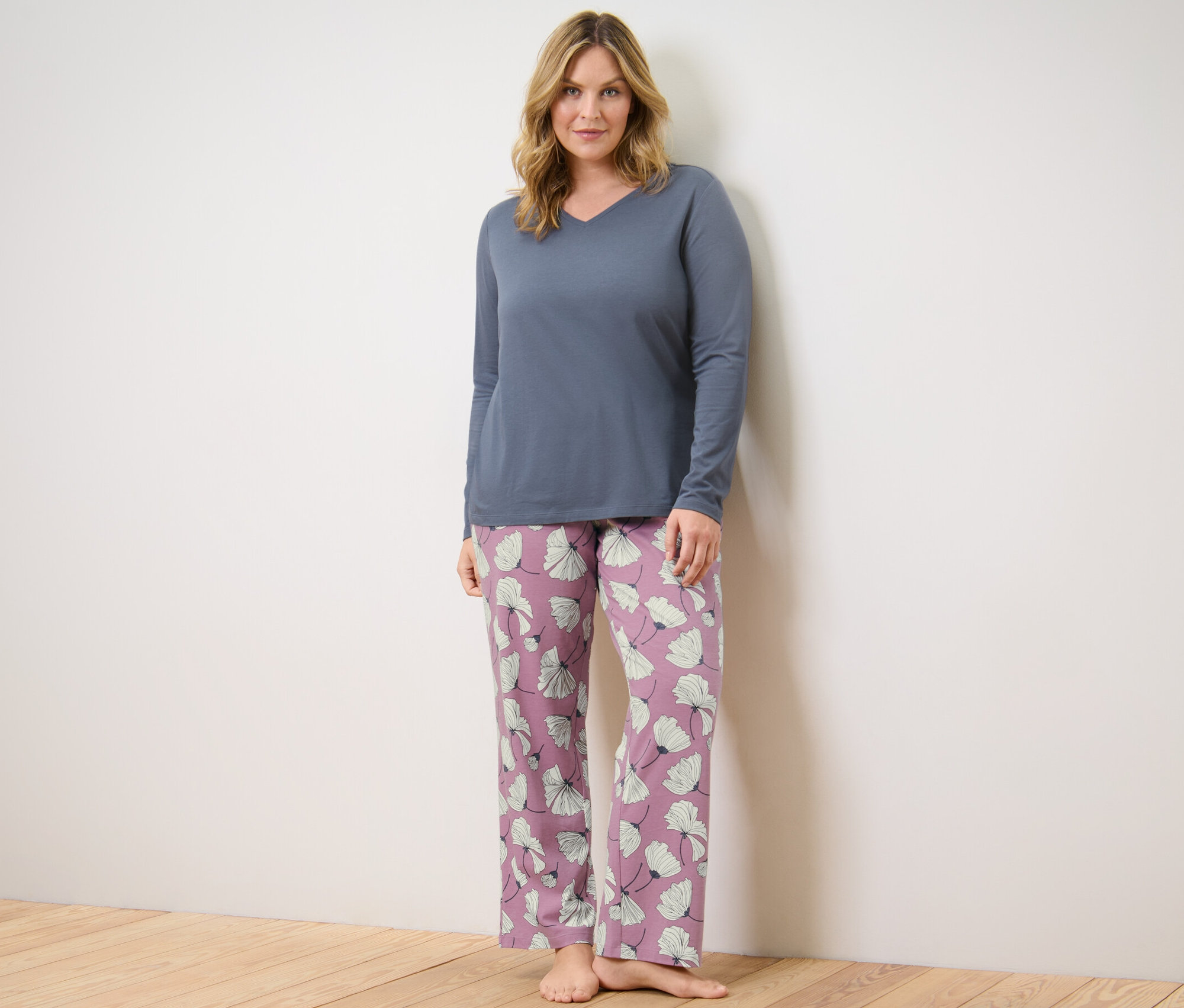 Kobieta ma na sobie piżamę w kwiaty.