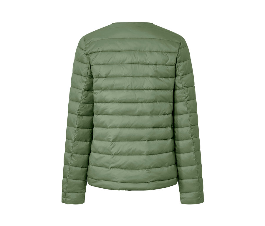 Zdjęcie z tyłu kurtki pikowanej.