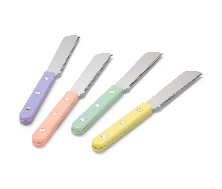 Cztery noże śniadaniowe z kolorowymi uchwytami, fioletowym, brzoskwiniowym, zielonym i żółtym, leżą na białej powierzchni.