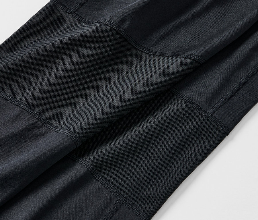 Zbliżenie na czarne legginsy do biegania.