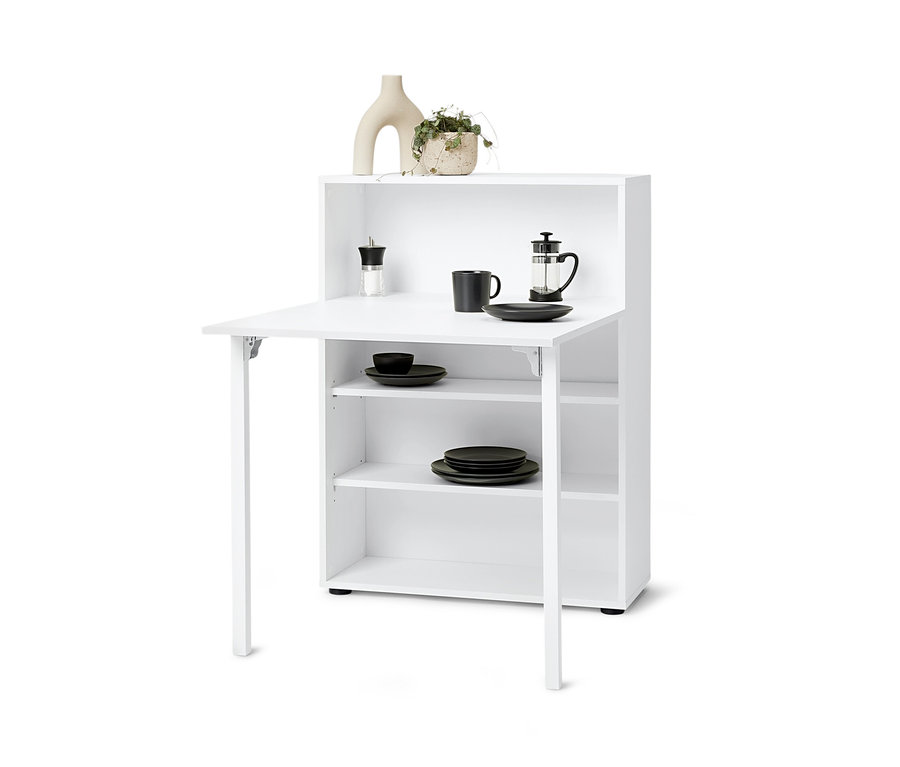 Biały regał z rozkładanym stolikiem, na którym stoi filiżanka, talerz, french press i przyprawnik. Na górnej półce wazon i kwiat.