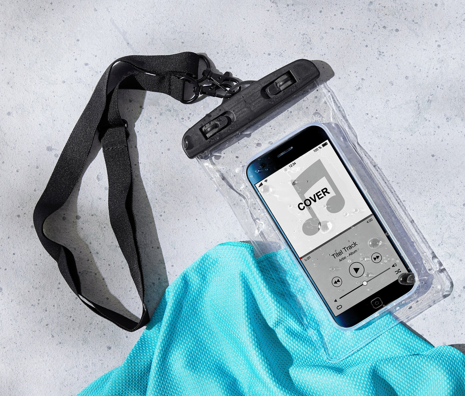 Wodoszczelne etui na smartfon leży na turkusowej koszulce.