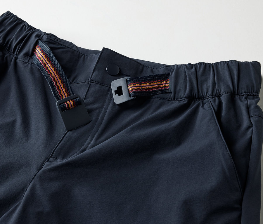 Zbliżenie na funkcyjne szorty z ozdobnym paskiem.