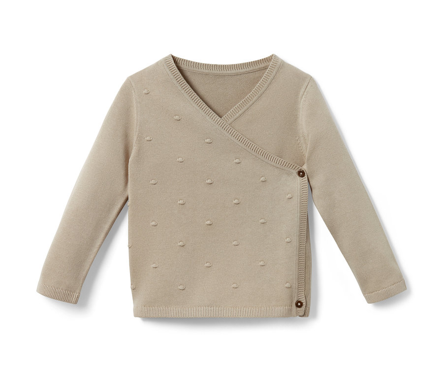 Beżowy rozpinany sweter z długimi rękawami zapinany na guziki.