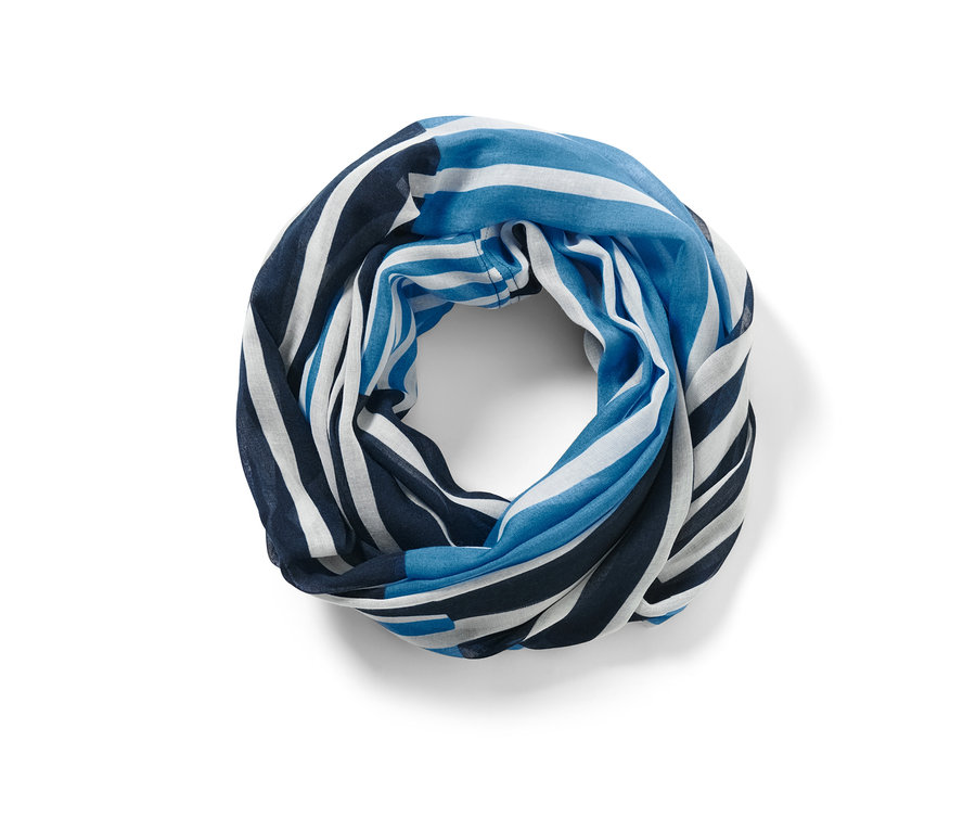 Zbliżenie na szal-komin w paski w kolorach niebieskim, granatowym i białym.