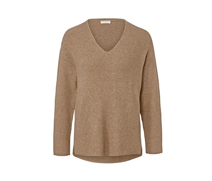 Karmelowy sweter o grubym splocie z dekoltem w serek.