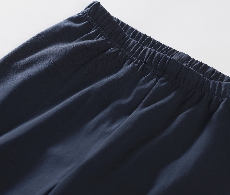 Zbliżenie na piżamę z legginsami.