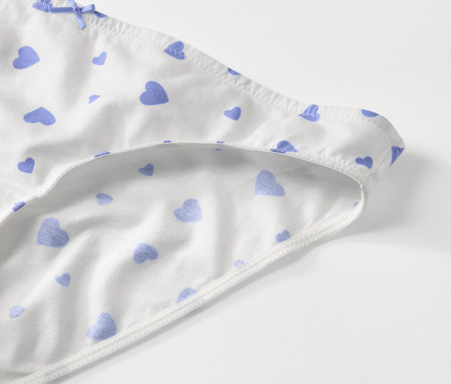 Zbliżenie na białe figi w niebieskie serduszka. 