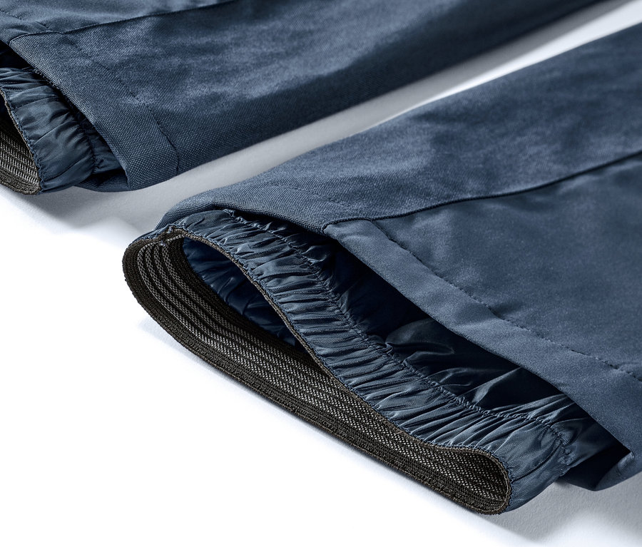 Szczegół niebieskich spodni narciarskich z wysokim stanem.