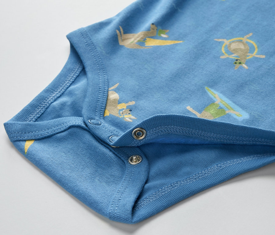 Zbliżenie na niebieskie body niemowlęce z nadrukiem kangurów, 2 sztuki.