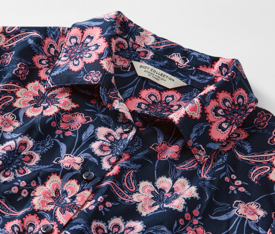 Zbliżenie na piżamę z tkaniny we wzory kwiatowe.