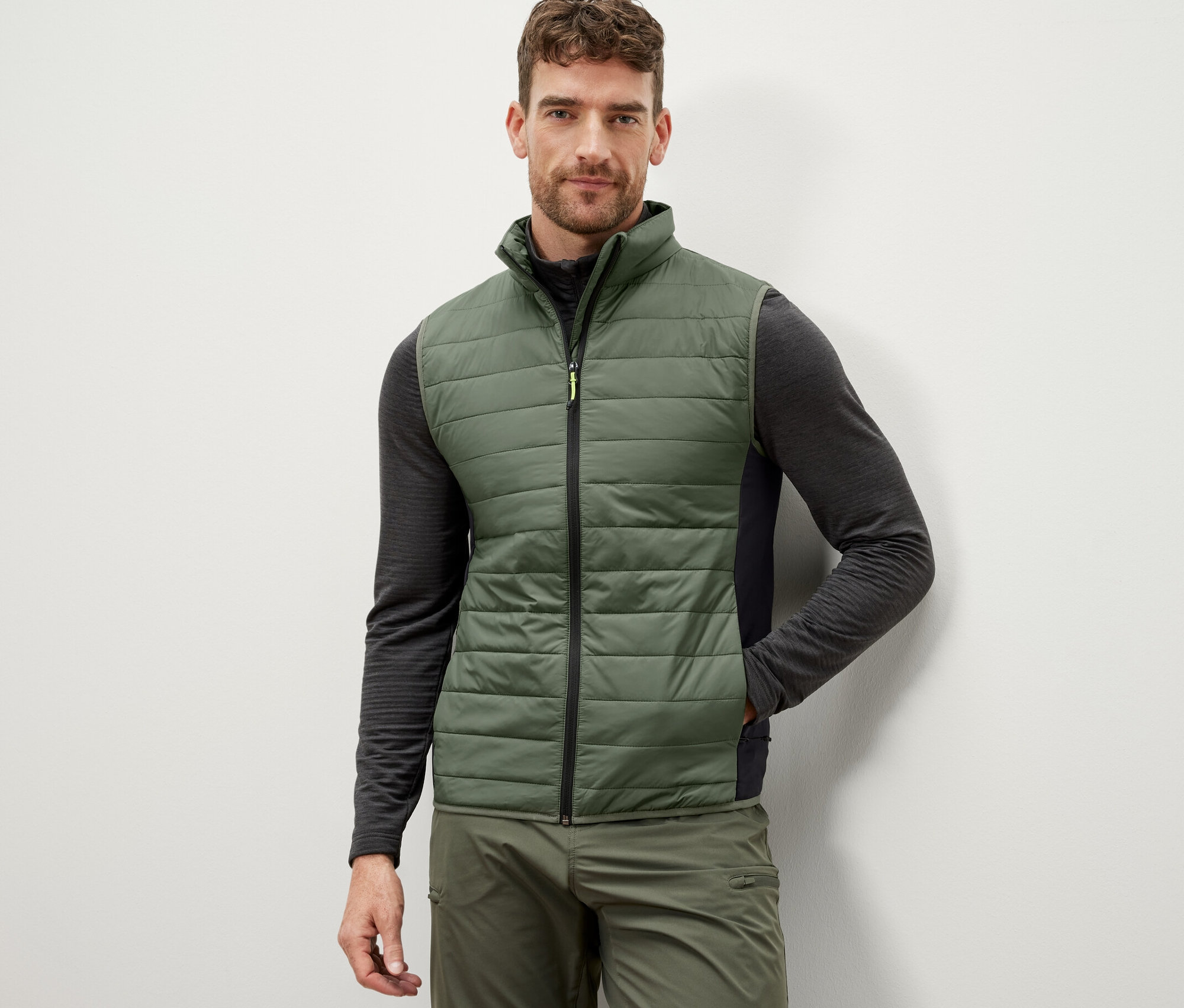 Mężczyzna ma na sobie kamizelkę pikowaną „pack light”.