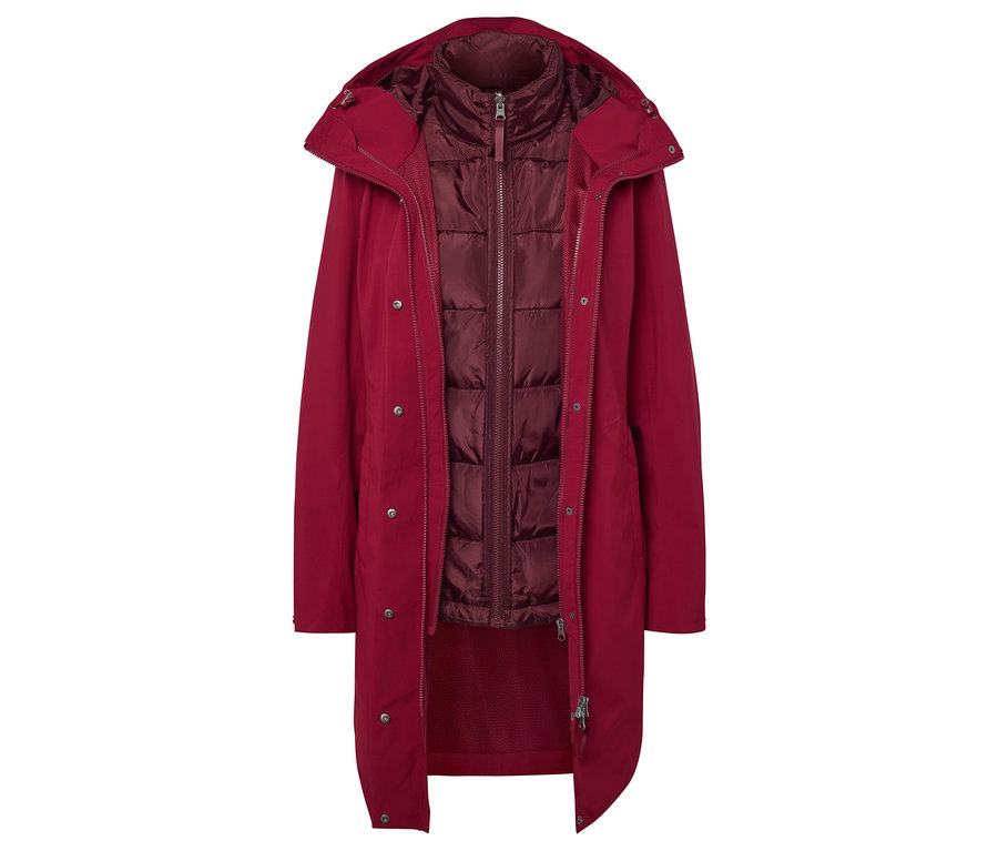 Otwarty czerwony płaszcz z kapturem i pikowaną kamizelką.