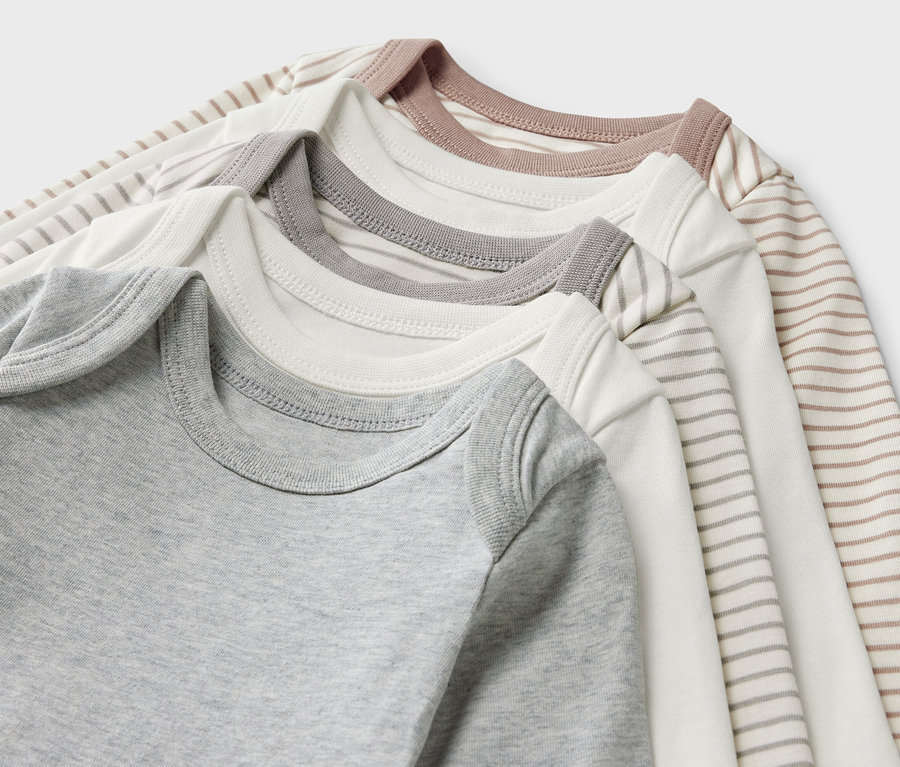 Zbliżenie na 5 body dla niemowląt.