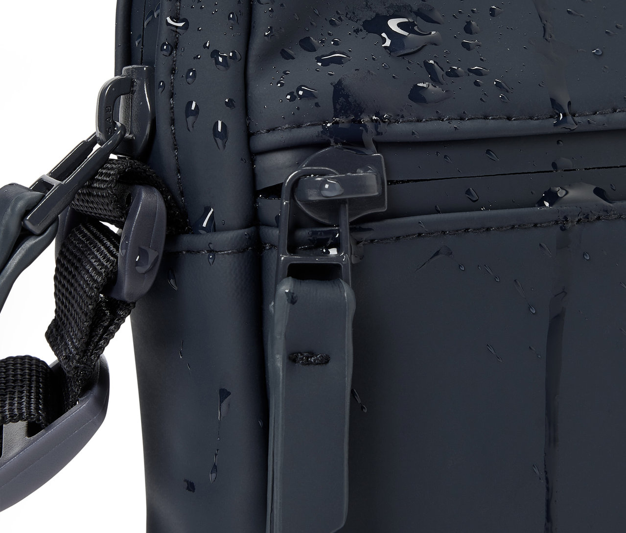 Szczegół przeciwdeszczowej torebki na ramię.