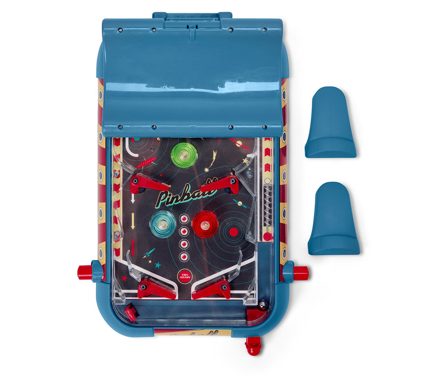 Szczegół niebieskiego flippera z czerwonymi detalami i dwiema niebieskimi osłonami.