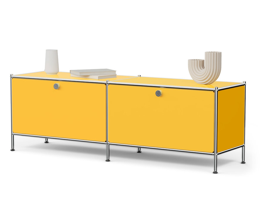 Żółta szafka RTV z dwoma uchylnymi przegródkami.