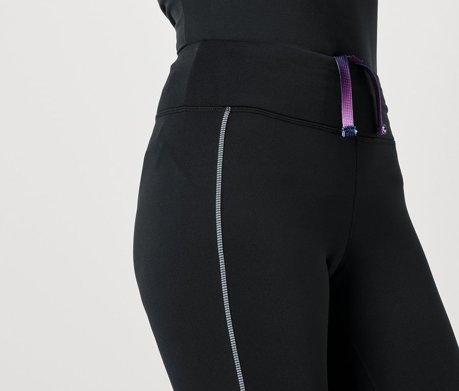 Czarne legginsy ze sznurkiem w kolorze fioletowo-różowym w pasie.