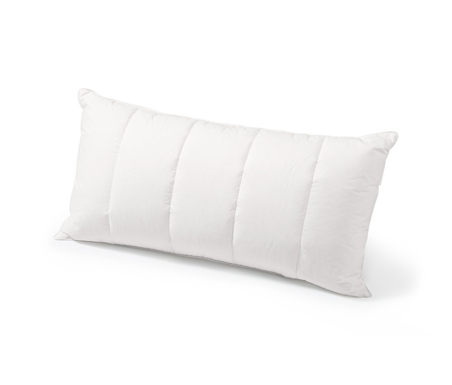 Biała poduszka z wypełnieniem z sosny limby leży na białym tle.