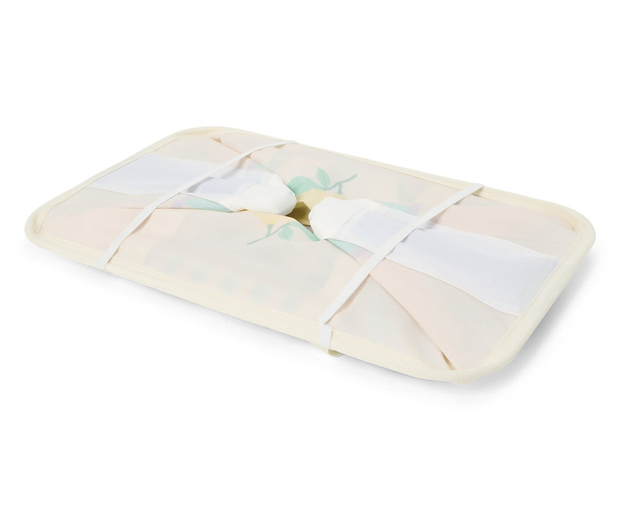 Złożony kosz na pranie we wzory kwiatowe, zabezpieczony białymi paskami.