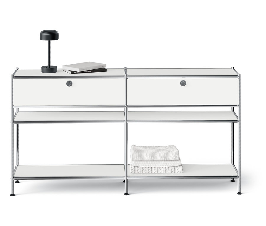 Biały modułowy system przechowywania z dwiema szufladami, otwartymi półkami i lampą na górze.