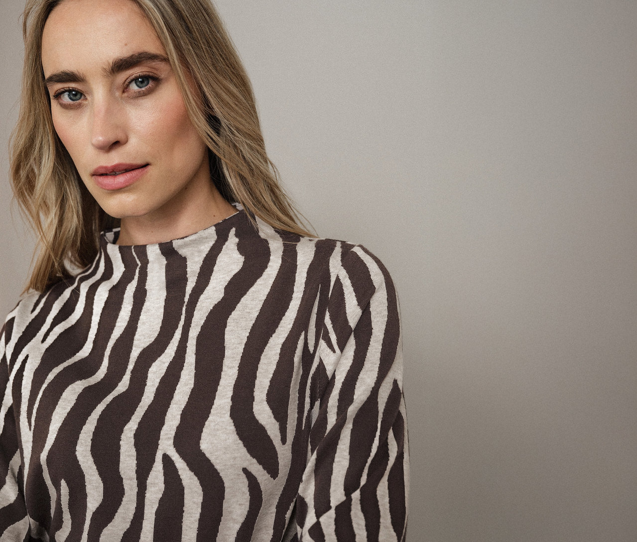 Kobieta ma na sobie żakardową koszulkę Street One w zebrę.