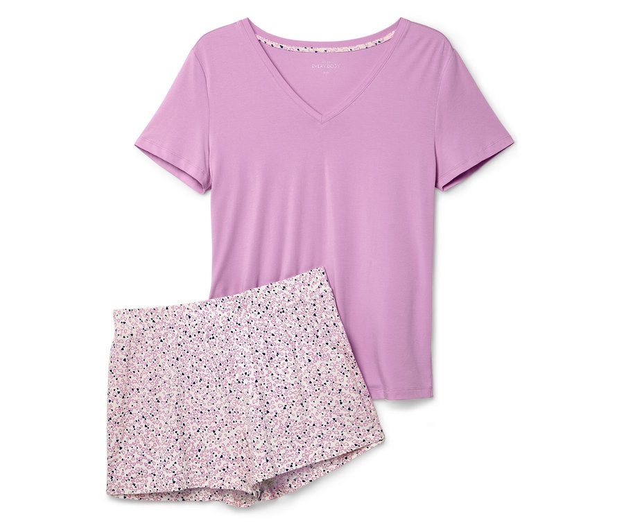 Fioletowa koszulka z krótkim rękawem i szorty w kwiatki.