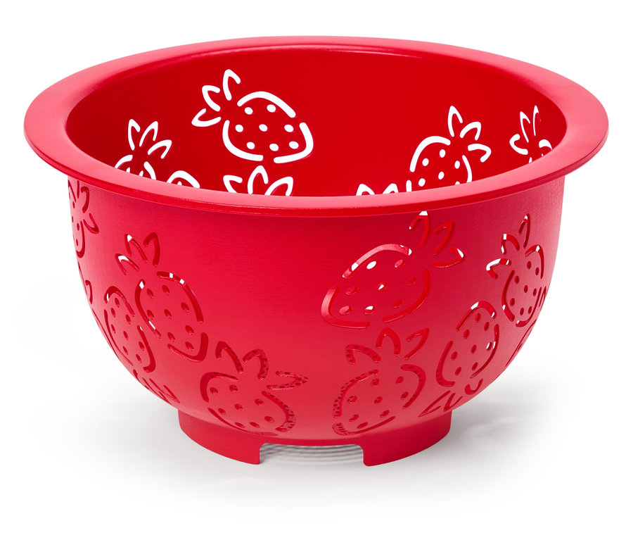 Czerwony durszlak z wzorem truskawek.