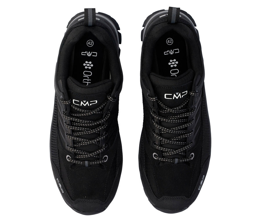 Widok z góry na parę czarnych butów trekkingowych CMP ze sznurówkami.