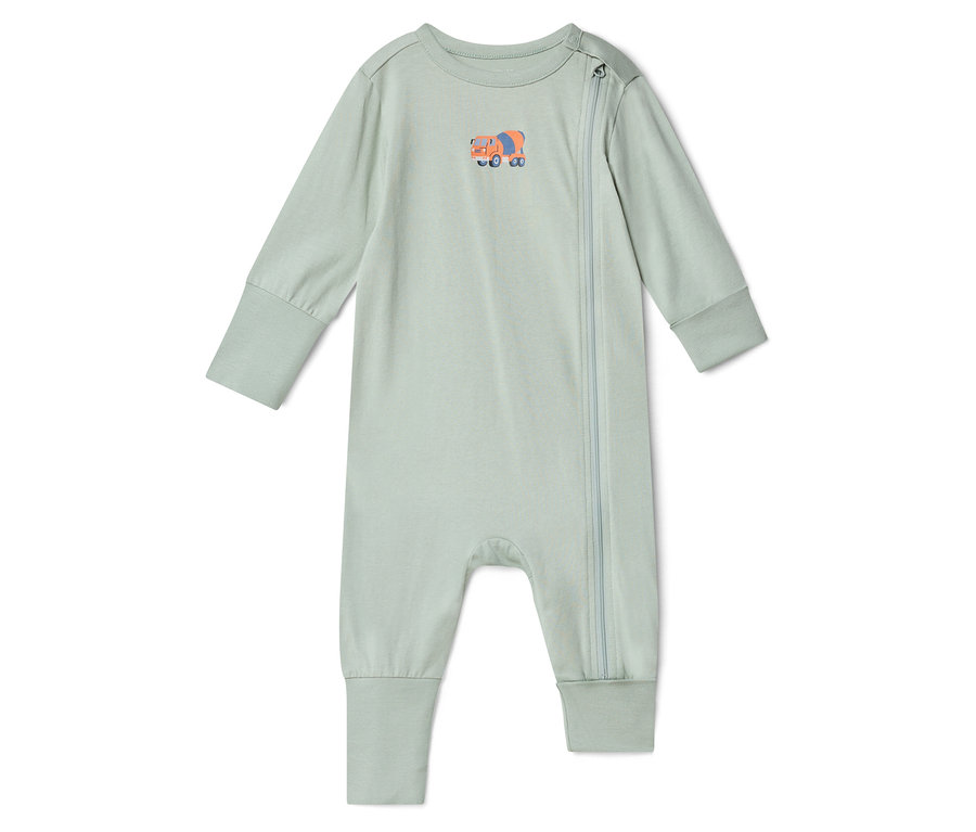 Jasnozielony pajacyk niemowlęcy z długim rękawem i zamkiem błyskawicznym z boku. Na piersi znajduje się mała grafika przedstawiająca pomarańczową betoniarkę.