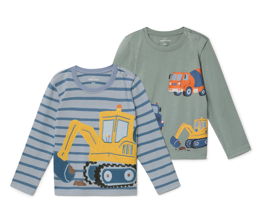 Dwa dziecięce T-shirty z długim rękawem leżą obok siebie, jeden z koparką na niebieskim pasku, a drugi z betoniarką na oliwkowozielonym materiale.