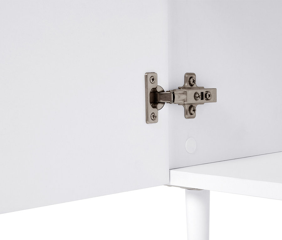 Zbliżenie szafki z srebrnym zawiasem.