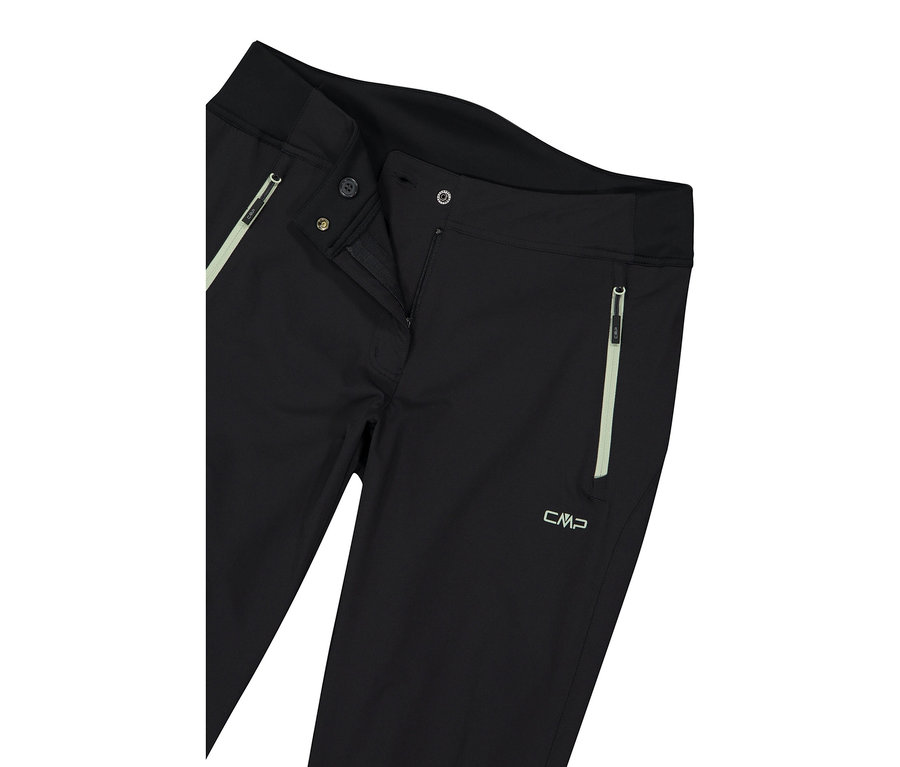 Zbliżenie na czarne spodnie CMP, częściowo rozpięte, z widocznym zamkiem błyskawicznym i kieszeniami.