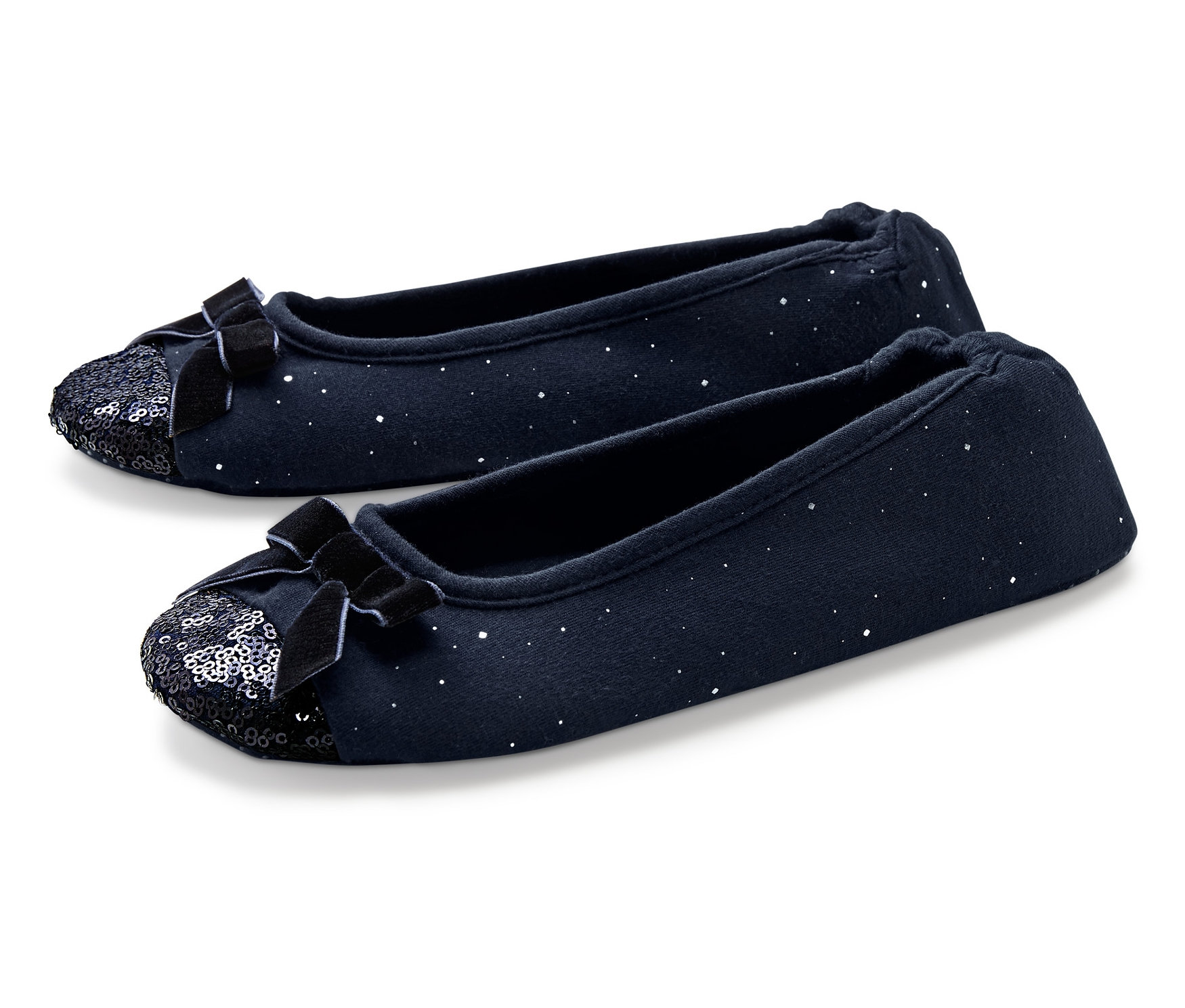 Dwa kapcie baleriny na białym tle.