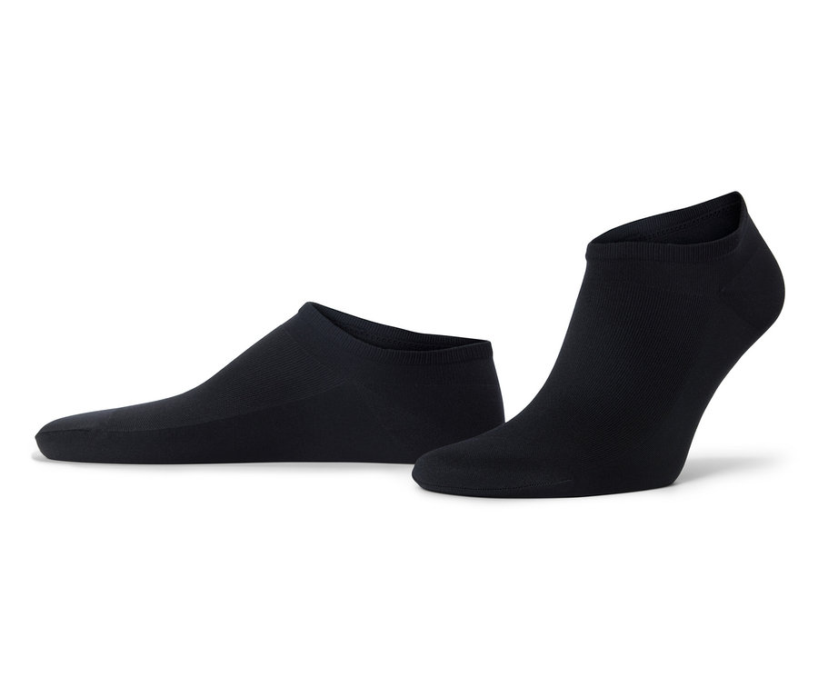 Dwie czarne skarpetki leżą na białym tle.