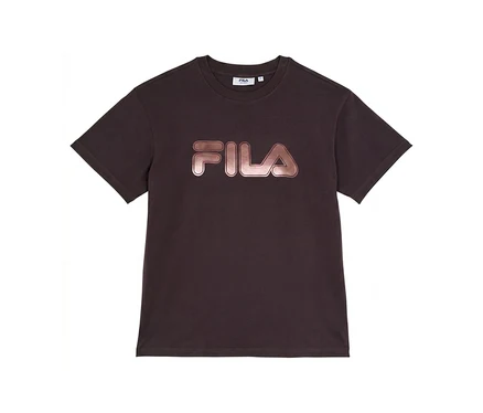 Ciemnobrązowy T-shirt z krótkim rękawem i metalicznym, różowozłotym logo FILA na piersi.
