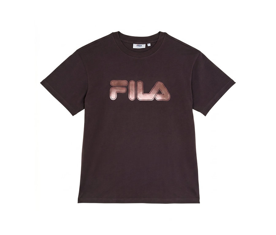 Ciemnobrązowy T-shirt z krótkim rękawem i metalicznym, różowozłotym logo FILA na piersi.